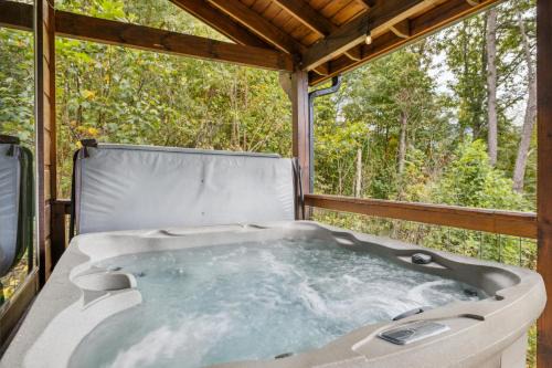 Gatlinburg - Pigeon Forge House | Enjoy Peace and Serenity 2BR Cabin with Hot Tub, Games & Mountain Views in Cobbly Knob Family & Pet Friendly