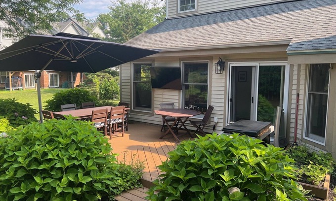 Saratoga Springs House | Enjoy Saratoga Springs in comfort from this beautiful Townhome on Saratoga Lake!
