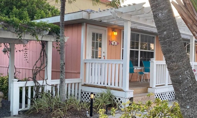 Bradenton Beach Cottage | Enjoy sunny fall days on gorgeous Anna Maria Island!