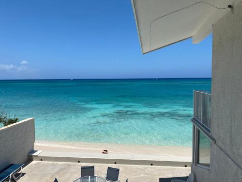 Seven Mile Beach House | Enjoy Sunsets at Fully Equipped Condo at the Beach