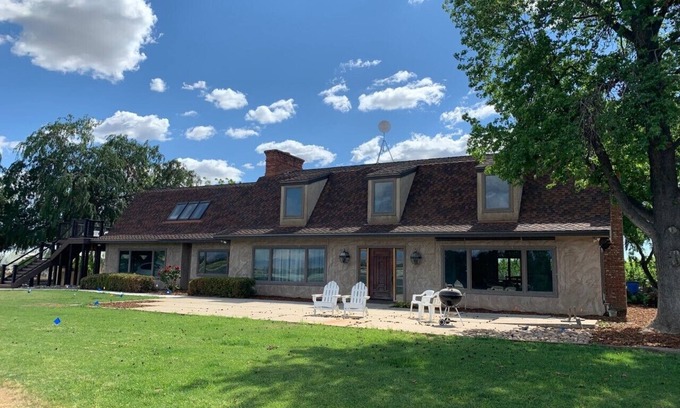 Raisin House | Enjoy the beautiful Kings River and spectacular Sierra views at Riverbend Ranch