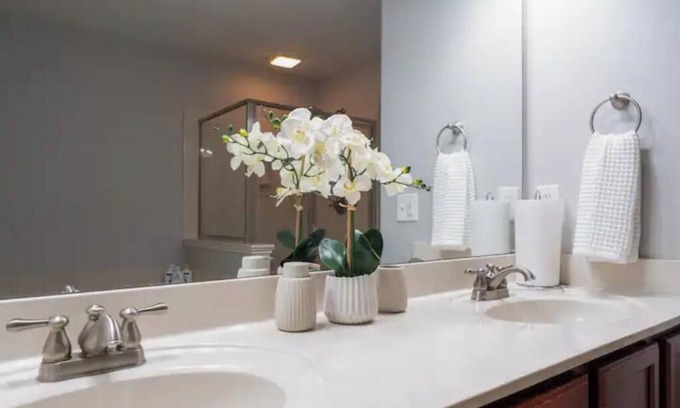 Woodstock House | Enjoy the comfort and convenience of our Townhouse and make lasting memories!