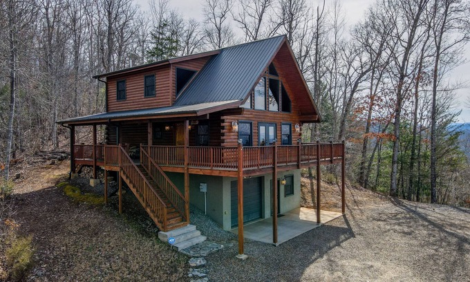 Franklin Cabin | Enjoy the mountain view @ Panoramic Point a modern cabin w/Hot Tub+Wifi+Gameroom
