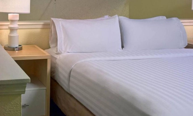 Middleburg Heights Hotel | Enjoy the Rock and Roll Hall of Fame Tour! With FREE Parking, Pet-friendly