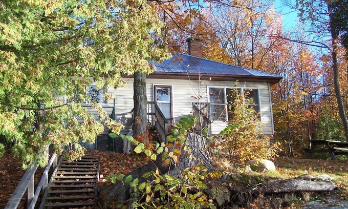 Highlands East House | Enjoy the rugged natural beauty of the Haliburton Highlands, in comfort.