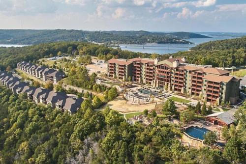 Ridgedale House | Enjoy the views of Table Rock Lake in this 2BD resort condo