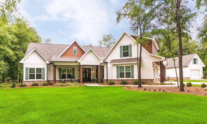 Kathleen House | Enjoy this large southern dream home on beautiful lot with Pecan trees.