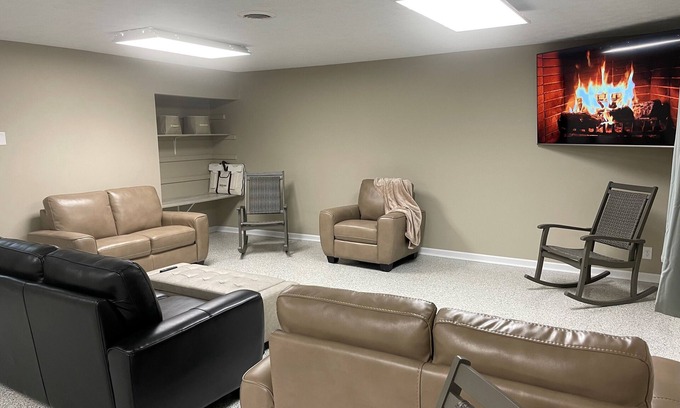 Oxford House | Enjoy this spacious 8-acre private 3 min drive to Miami University Property