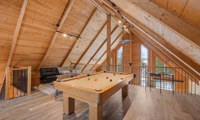 La Minerve Ski Chalet | Enjoy this waterfront cabine, Hot tub, Pool table