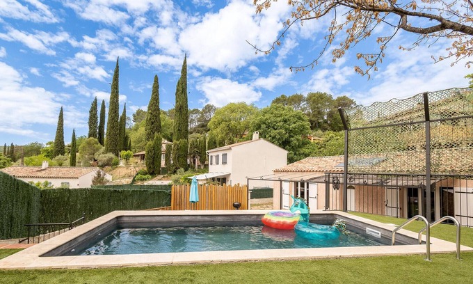 Montfort-sur-Argens House | Enjoy your vacation in idyllic surroundings in this beautiful vacation home with pool.