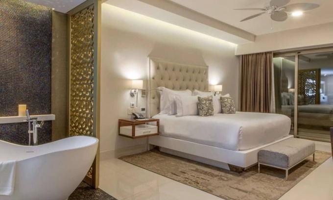 Juarez Resort | Enjoy your vacation stay in a 5 diamond hotel in Cabo San Lucas.