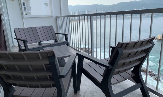 Club Deportivo Condo | Enjoyable Suite front beach in Acapulco de Juárez