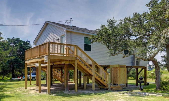 Ocracoke Cottage | Enoch's Hideaway: Cozy, comfortable Ocracoke cottage with Lighthouse views