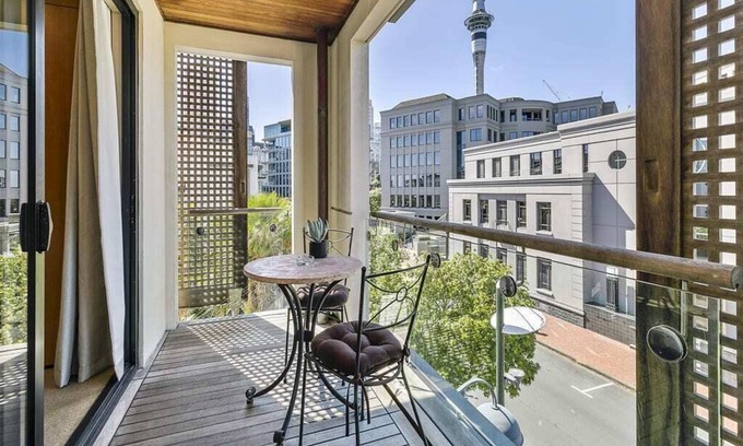 Auckland Central Business District Apartment | Enormous One Bedroom Beauty in CBD! Free Parking