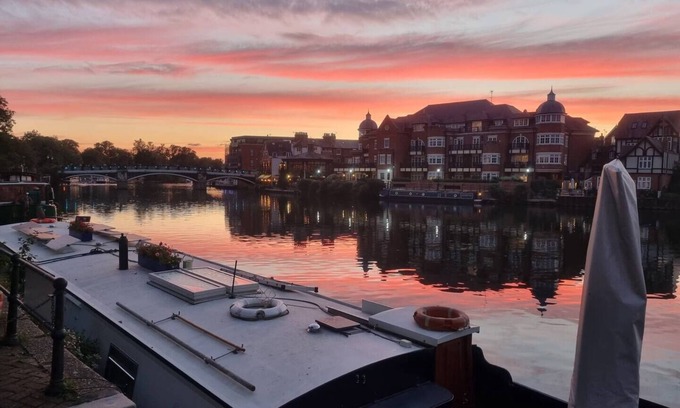 Windsor City Centre Boat Rental | Ensuite Bedroom - River View - Windsor