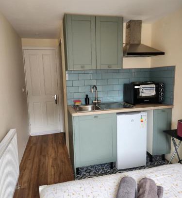 Crawley Apartment | Ensuite Studio Flat Crawley-Gatwick