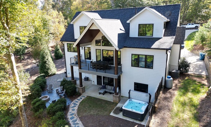 Lake Norman of Catawba House | Entertain, Enjoy Friends and Family - amazing amenities inc hot tub!