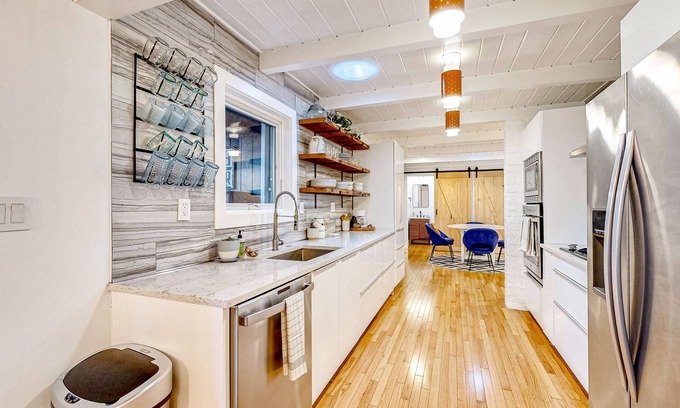 Marylhurst House | Entertainer's dream with hot tub, putting green, game room & yoga studio