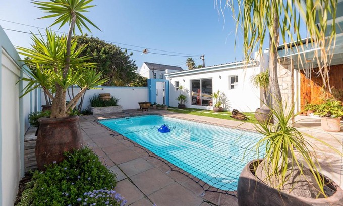 Melkbosstrand House | Entertainers Holiday Home In Melkbosstrand- 3 ensuite bedrooms
