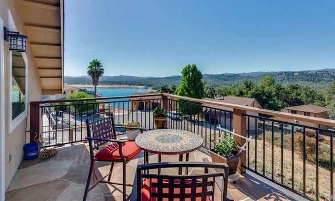 Oak Shores House | Entertaining lakeview home pet friendly, WiFi, sleeps 12