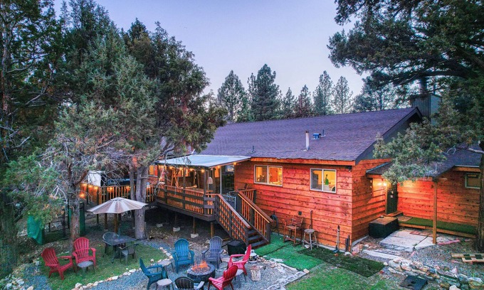 Big Bear Cabin | Entertainment Cabin ~ Lovely home with hot tub, game room, balcony, & firepit - dog friendly