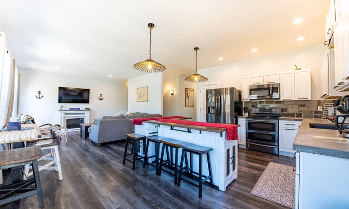 Flat Hollow Marina House | Entertainment in Abundance, Putting Green, Games, Kayaks, No-wake Covered Dock!