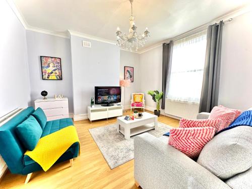 Hackney Central Apartment | Enticing 2 Bedroom flat with mini-garden in Hackney, Lower Clapton