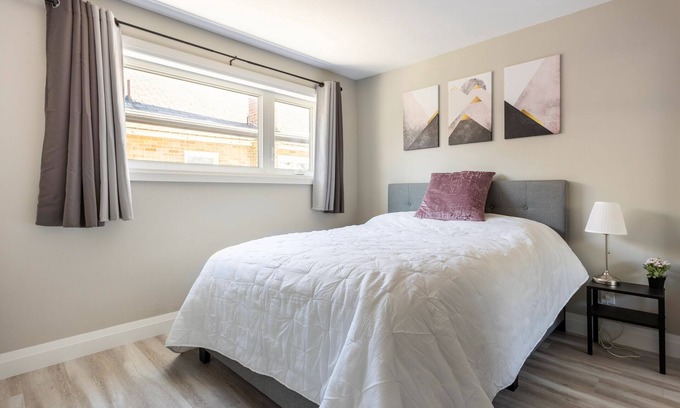 Fairfield Apartment | ENTIRE 2 BEDROOM APARTMENT DOWNTOWN