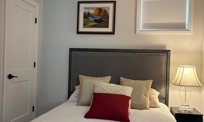 Grand River South House | Entire 2-bedroom apartment in Kitchener/Waterloo with free WiFi & Parking