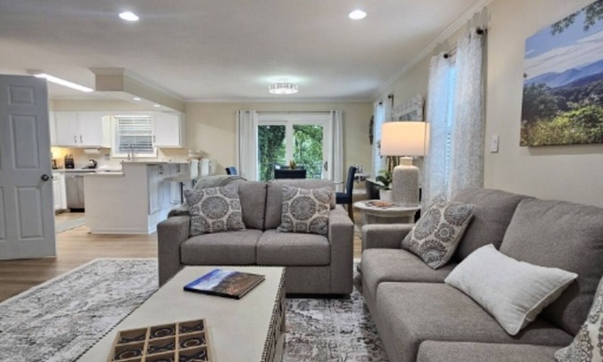 Ashley Oaks House | Entire 2-Level House 2 Kitchens 2 Living Rooms 20 Min to UT, Sleeps 10, 1900 SF