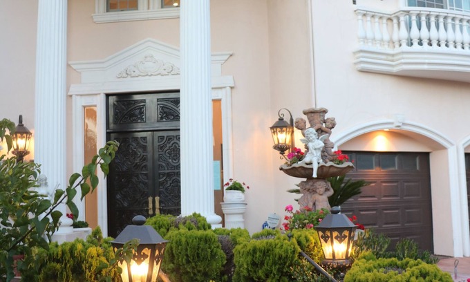 Wilshire Montana House | Entire 2nd Flr-Santa Monica Luxury Roman Villa Suite