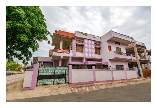 Jabalpur House | Entire 3-room homestay perfect for families & groups, accommodates up to 9 guests