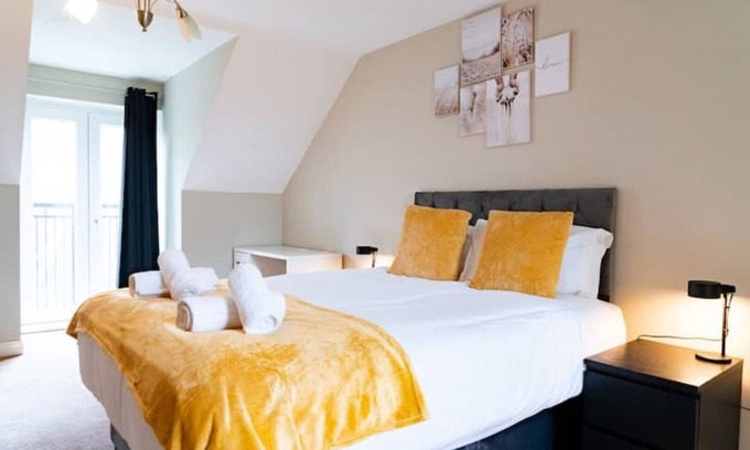 Huntingdon House | Entire 4 Bed House| Cosy |Luxury |Sleeps 7|Free Parking