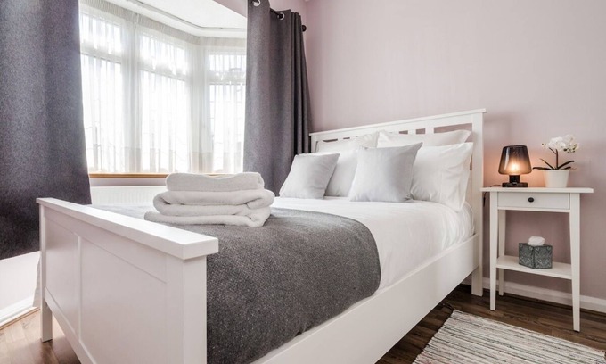 Ashford House | Entire 4-Bedroom Home Surrey