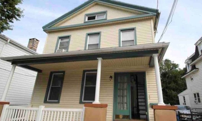 Mill River Apartment | Entire 6 Bedroom Home Sleeps 14 central New Haven!