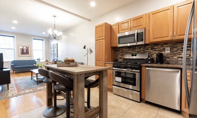 Communipaw House | Entire Brownstone Duplex 3 BR/2 Bath 15 minutes to NYC