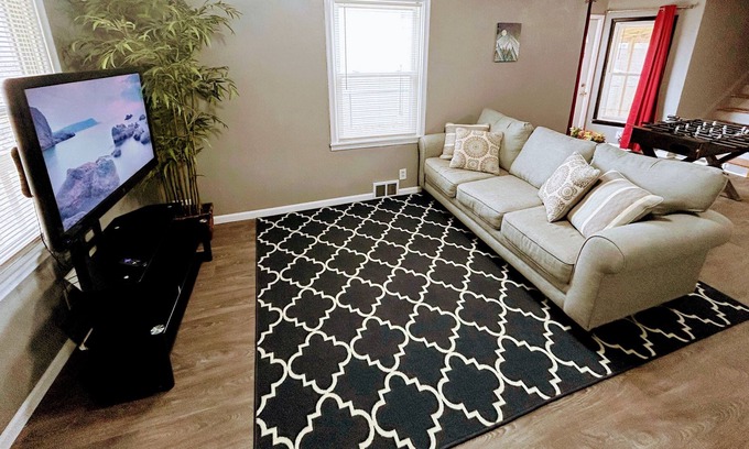 Omaha House | Entire Classy 1King1F2T + Fenced Yard