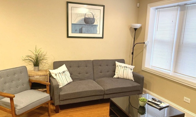 Belmont Cragin Apartment | ENTIRE CLEAN MODERN 2 BEDROOM APARTMENT HAVEN /GARAGE PARKING