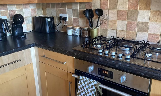 Singlewell House | Entire Cosy 3-bedroom house in Gravesend with WiFi and free private parking.