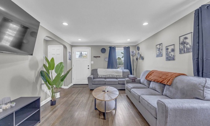 Brooklyn House | Entire Duplex|Great For Large Group|Spacious and Updated Design
