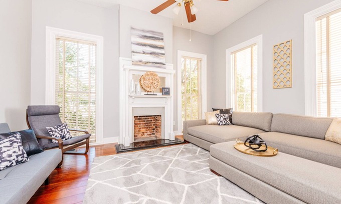 Macon House | Entire Duplex-Sleeps 19 Perfect for Large Groups