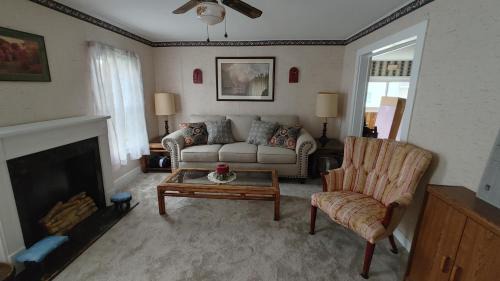 Canandaigua Apartment | Entire Home - 4 Bedroom - Canandaigua - Steps Off Downtown - Walking distance to Restaurants, Shops, Breweries & Pubs