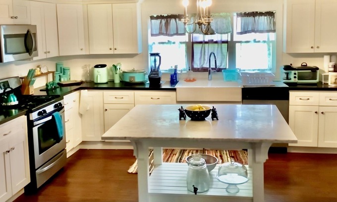 Rosedale House | ENTIRE HOME A Beautiful Home On Half Acre Minutes From The City