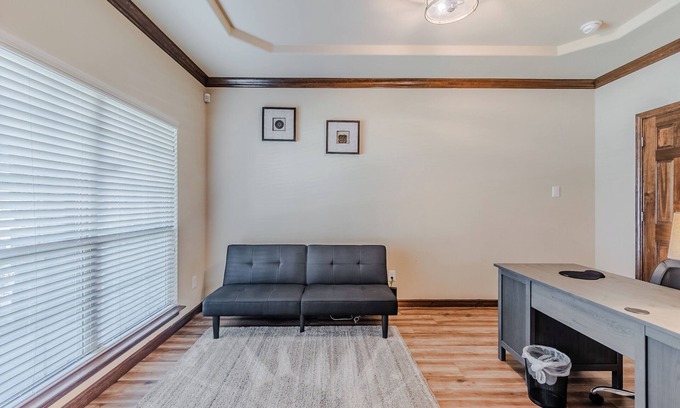 South Arlington House | Entire home in Grand Prairie, Texas, United States with EV Charger - level 2