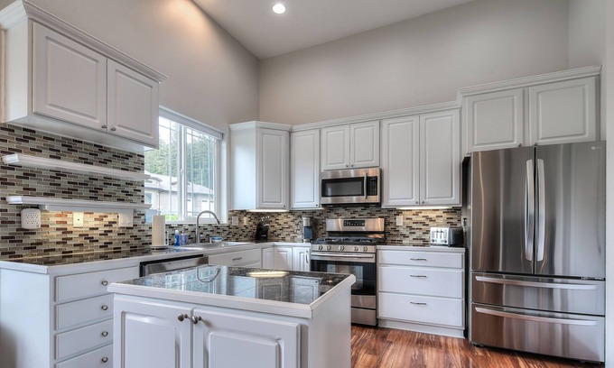 Mendenhall Valley House | Entire home w/hot tub! Near glacier, skiing, and more