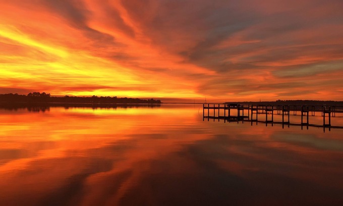 Navarre Cottage | Entire Home! Waterfront Retreat, Private Dock, 3 Acres, 10 min. to beach!