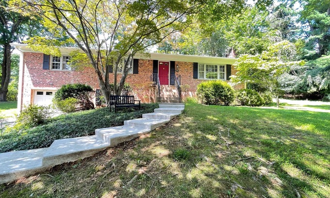 Great Falls House | Entire House 3BR/2BA Home in Great Falls – Prime Location W/Wifi & Parking