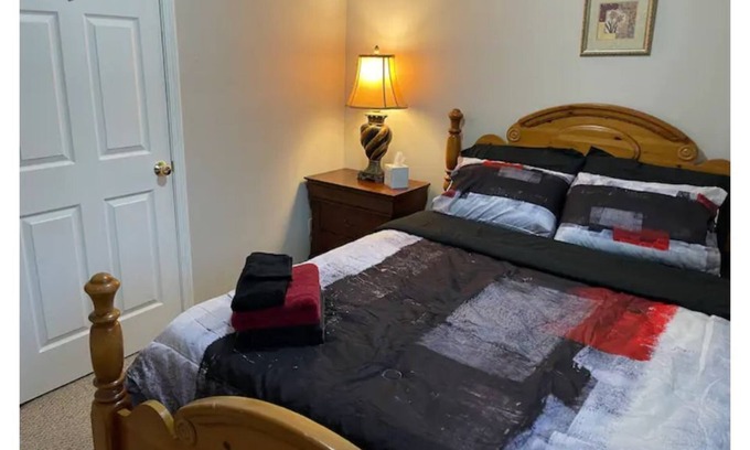 Oxford House | Entire House 4 Bedroom 2 Bath Near Miami U Stadium