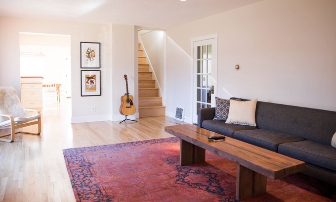 University District House | Entire House, Close to downtown & University, Fast WiFi, Free Parking