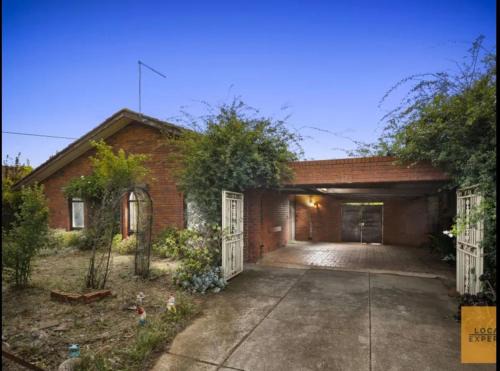 Melton House | Entire House close to Supermarket gym Restaurants